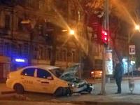 В центре Одессы водитель такси Uber снес столб